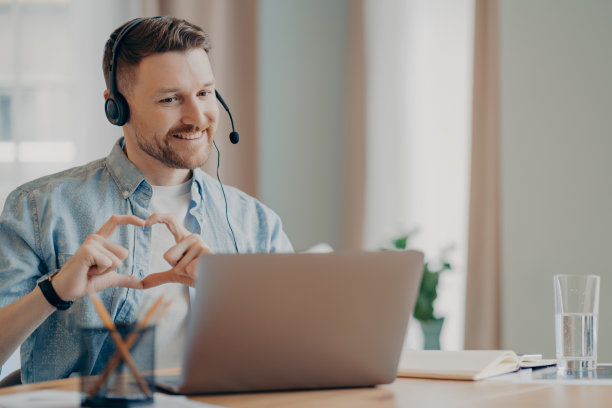 快乐的年轻人在家享受在线交流图片下载