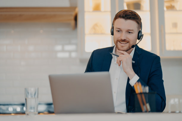 快乐的年轻人在家里在线讨论工作项目图片下载