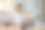 E学习理念。快乐的大胡子男子学生有视频会议在线学习挥手手掌在笔记本电脑显示器问候老师工作远使用耳机在日记中做笔记的姿势在家里图片下载