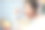 亚洲小孩用筷子吃杯子里的面条。小亚洲女孩吃早餐，脸上带着快乐的笑容图片下载