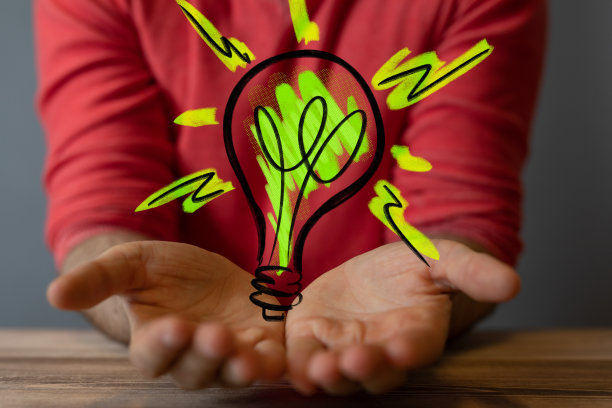 一盏灯的插图作为一个想法的图标在一个手图片下载