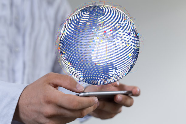 3D渲染的未来世界徘徊在智能手机在一个男人的手中图片下载