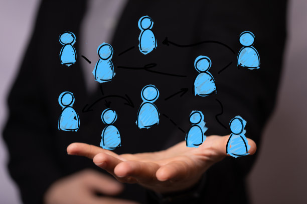 男性手持数字网络和数据概念的插图图片下载