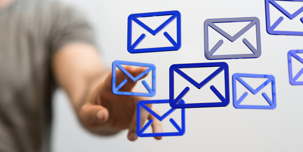 三维渲染信封图标盘旋在一个男人图片下载