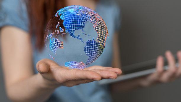 女人的手拿着地球的插图图片下载