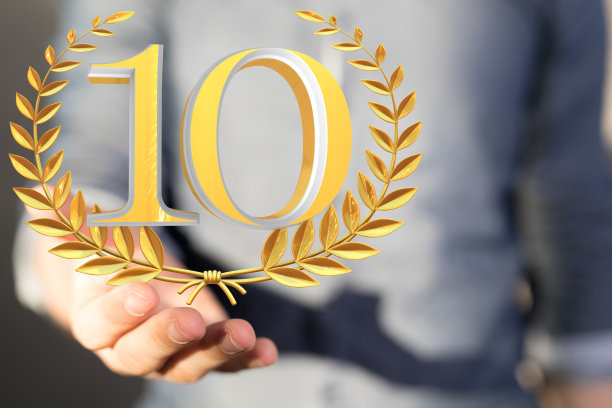 金色渲染的10月桂花环盘旋在男子的手掌图片下载