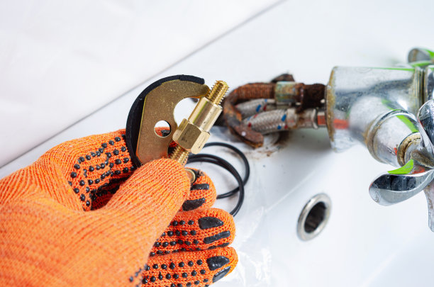 新的青铜备件，用于更换水龙头生锈腐烂的部分。让破旧的东西获得新生。图片下载