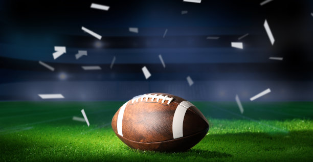 美式足球运动场上的球。美国的游戏。副本的空间。图片下载