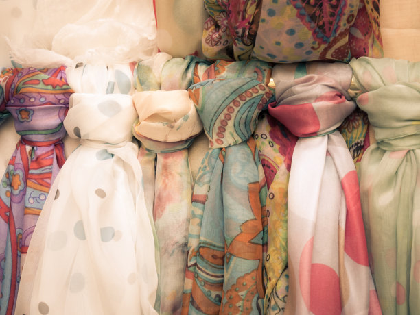 市场上彩色装饰的漂亮围巾特写图片下载