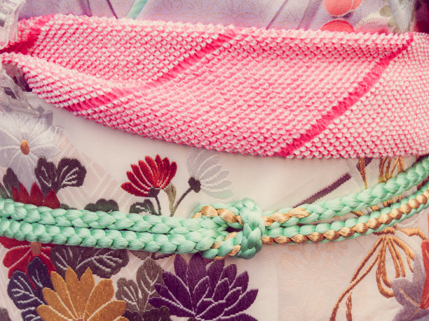 在传统的日本和服上彩色美丽的花卉装饰的特写图片下载