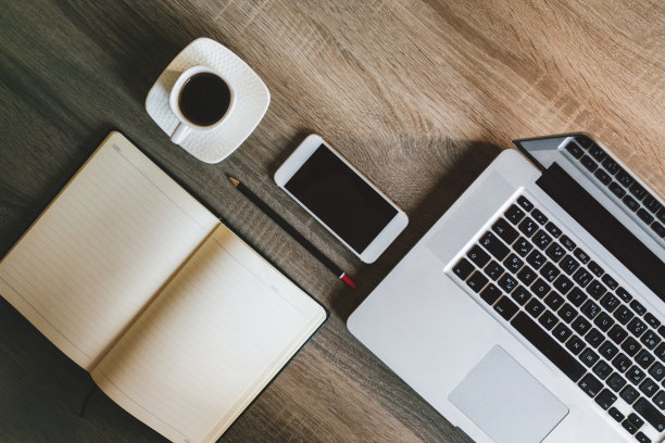 现代工作空间的顶角视图图片下载