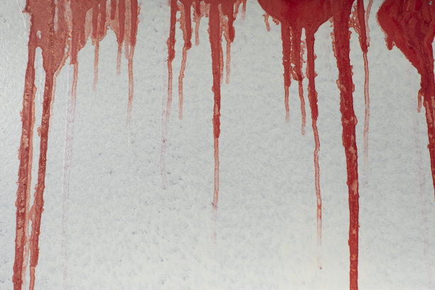 墙上有红色的喷射物。油漆往下流。表面有血。破坏建筑细节。图片下载