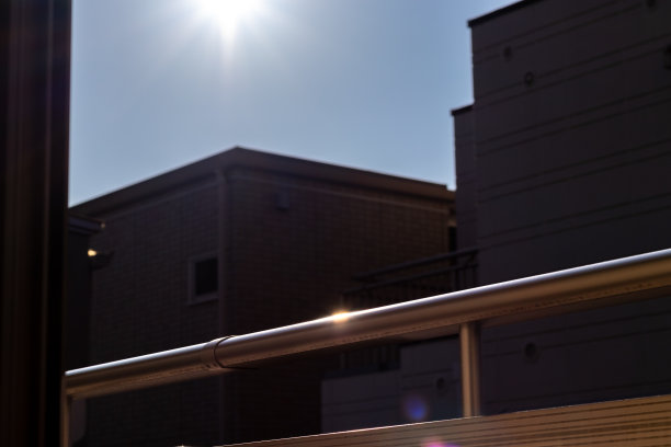 白天阳光强烈的阳台图片下载