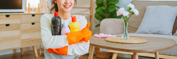亚洲妇女戴着橡胶保护喷雾瓶在家里清洁闪闪发光，家政概念图片下载