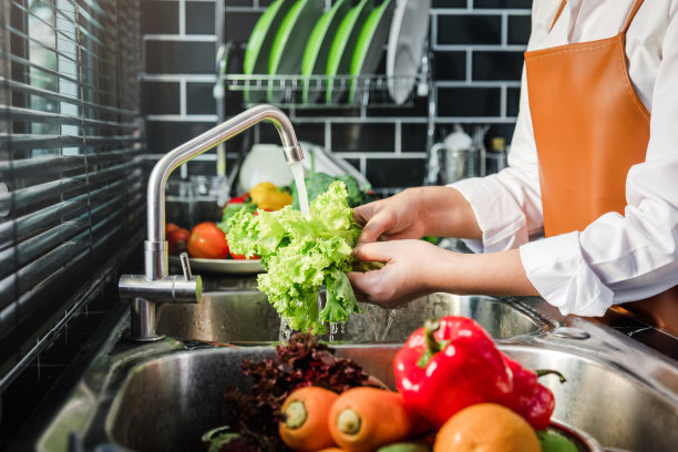 女仆的手洗西红柿新鲜蔬菜在厨房准备健康的食物图片下载