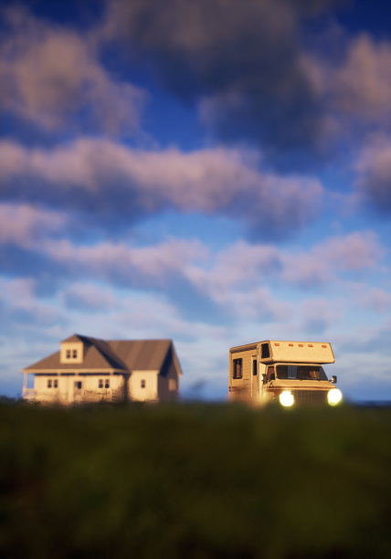 在蓝色多云的天空下，有一间乡村的房子。3 d渲染。图片下载