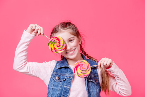 拿着两根棒棒糖的少女图片下载