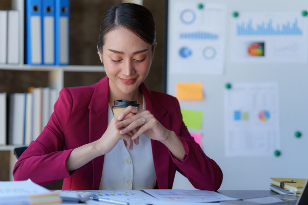 亚洲商务女性，在家办公，分析财务报告。会计与财务概念图片下载