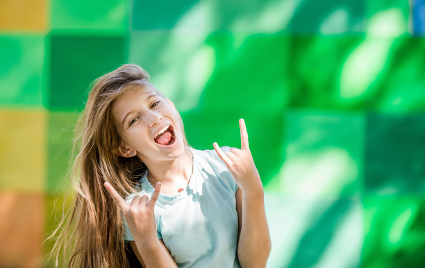 酷少女摆造型图片下载