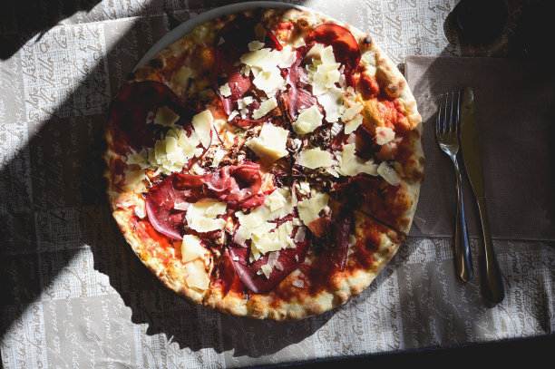 俯视图比萨火腿培根和奶酪在桌子上。图片下载