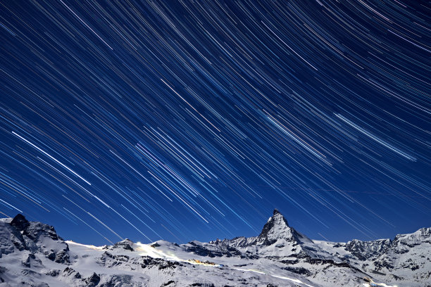 午夜星空间的马特洪峰，瑞士阿尔卑斯山，采尔马特，瑞士图片下载