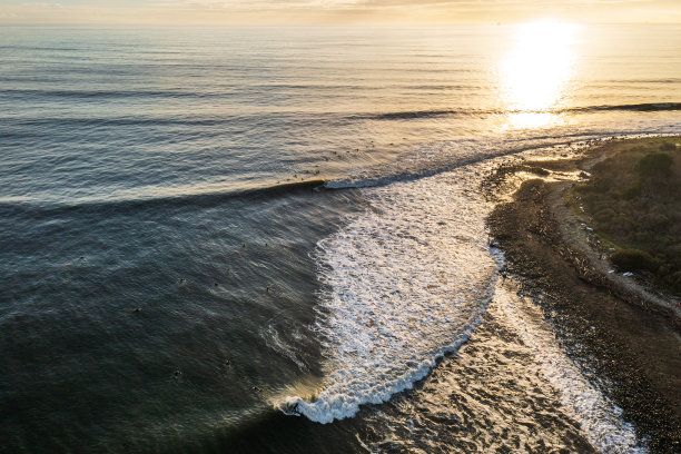 巨大的海洋风暴巨浪冲浪者冲垮了加利福尼亚的一个岩石点图片下载