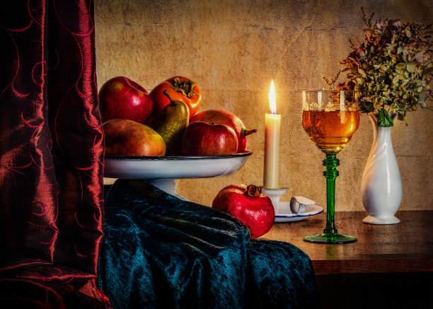 静物与一个古董花瓶充满成熟的水果与现代复古家居设计背景图片下载