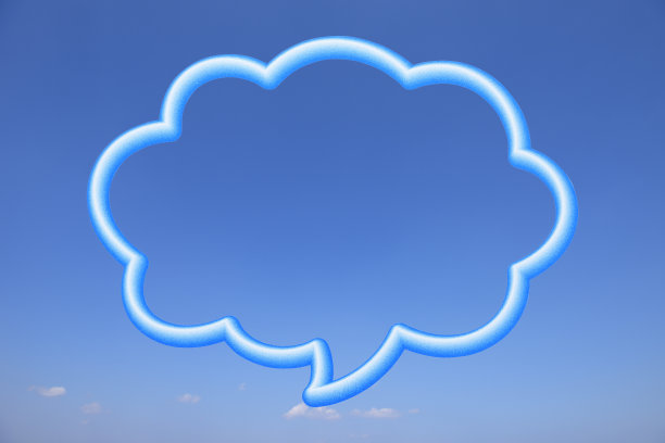 空白的蓝色框架语音气泡漂浮在半空中对蓝天图片下载