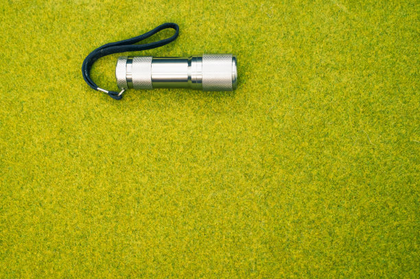 手电筒在绿色草地表面的俯视图图片下载