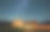 夜晚，在星空下，在银河的山间露营。图片下载