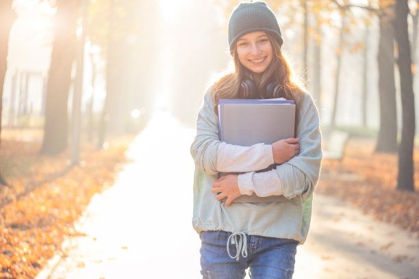 秋天公园里可爱的女孩图片下载