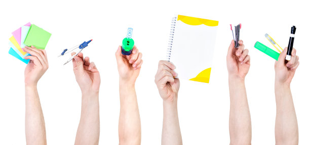 一排举起的手臂拿着不同的办公用品和学习用品，孤立在白色背景上。图片下载