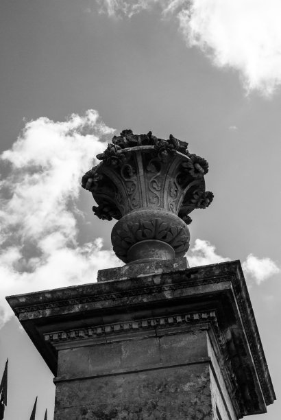 意大利西西里岛东南部的贵族别墅的低角度单色照片图片下载