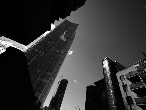 城市里的现代化高楼大厦图片下载