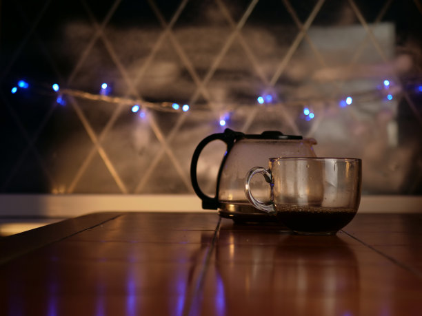 新鲜的咖啡放在家里厨房的桌子上图片下载