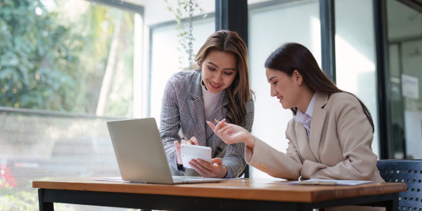 会议室商务人员团队合作分析图。亚洲业务顾问会议对财务报告进行分析和讨论图片下载