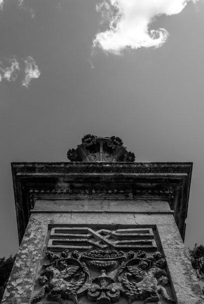 意大利西西里岛东南部的贵族别墅的低角度单色照片图片下载