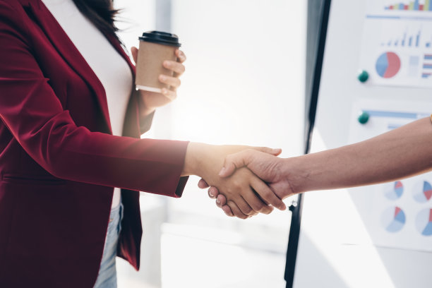 生意上的握手。成功的商人在成交后握手。完成会议概念图片下载