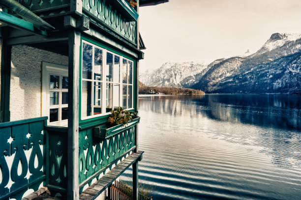 哈尔施塔特的传统建筑，背景是湖泊和山脉图片下载
