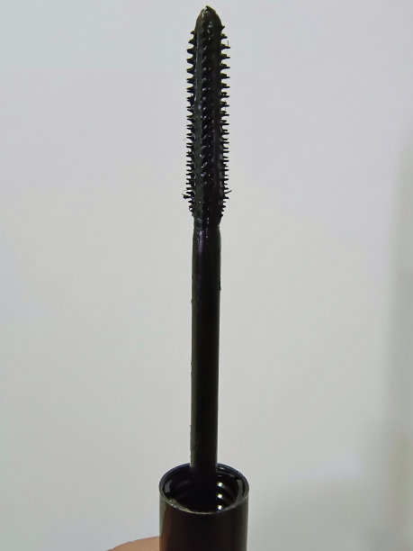 白色背景上睫毛膏刷的选择性聚焦图片下载