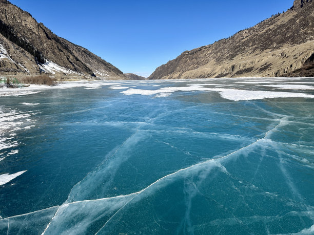雪后的结冰湖和山脉图片下载