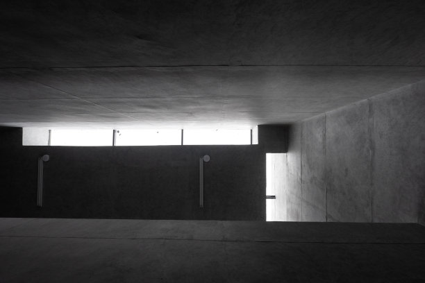 灰色混凝土建筑的天花板图片下载