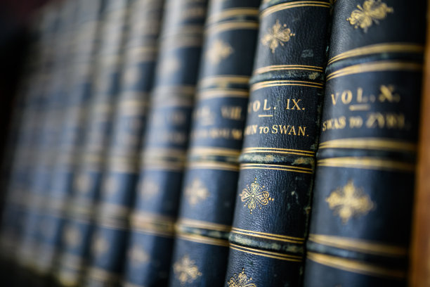 书架上的19世纪古董书图片下载