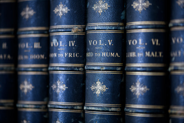 书架上的19世纪古董书图片下载