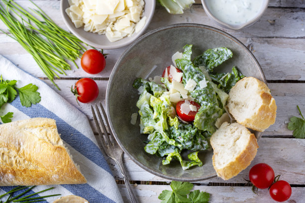 蔬菜沙拉配番茄，面包和帕尔玛干酪图片下载