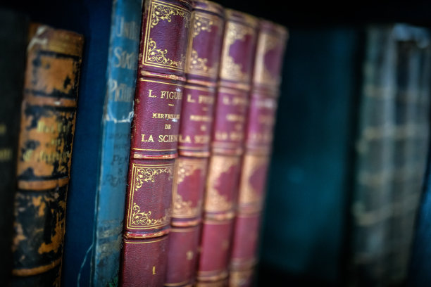 书架上的19世纪古董书图片下载