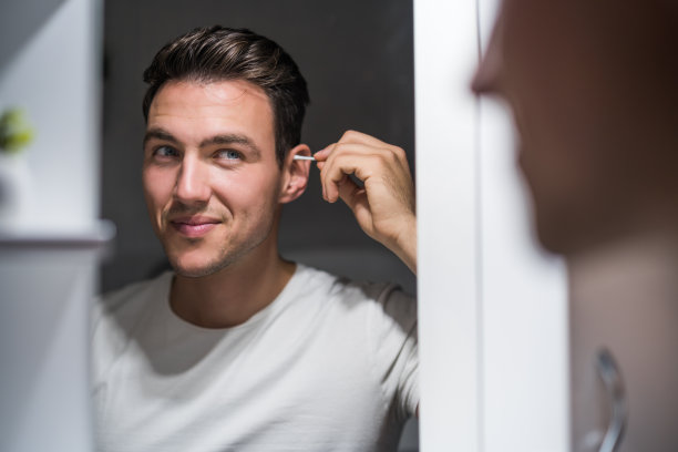 男子清洁耳朵图片下载