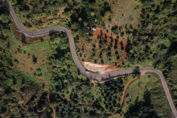 泰国清莱山上蜿蜒的公路鸟瞰图图片下载