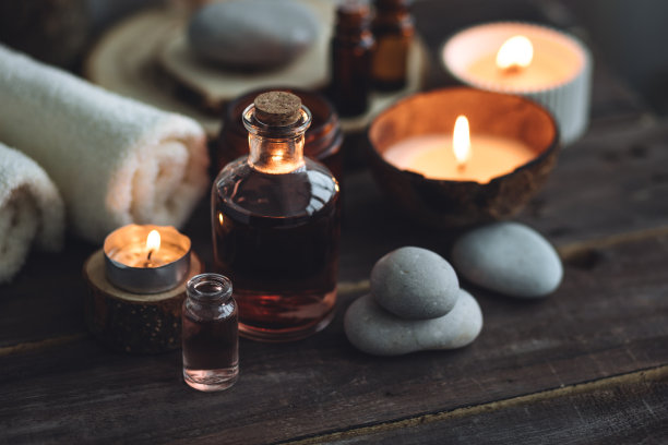 天然有机精油概念，巴厘岛水疗，美容，放松时光。气氛放松，愉悦。蜡烛，毛巾，深色木质背景。另类中医图片下载
