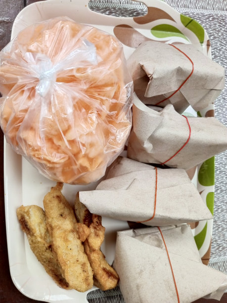早餐菜单上有饼干和炸香蕉的食品包装照片图片下载